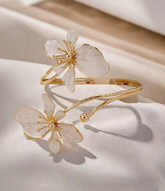Flexible Golden and white arm cuff with 3D flowers