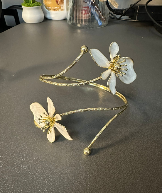 Flexible Golden and white arm cuff with 3D flowers