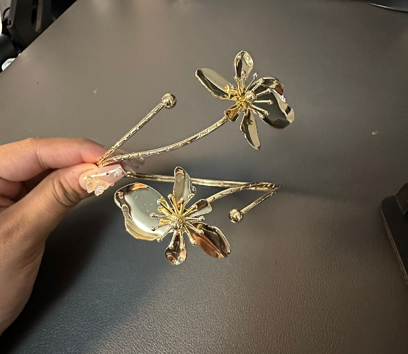 Flexible Golden arm cuff with 3D flowers
