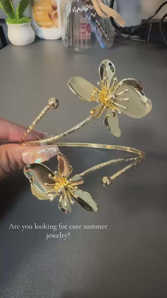 Flexible Golden and white arm cuff with 3D flowers